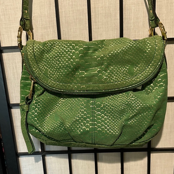 Aimee Kestenberg Handbags - Aimee Kestenberg Green Gold Snakeskin Textured Leather Shoulder Bag Zippers EUC